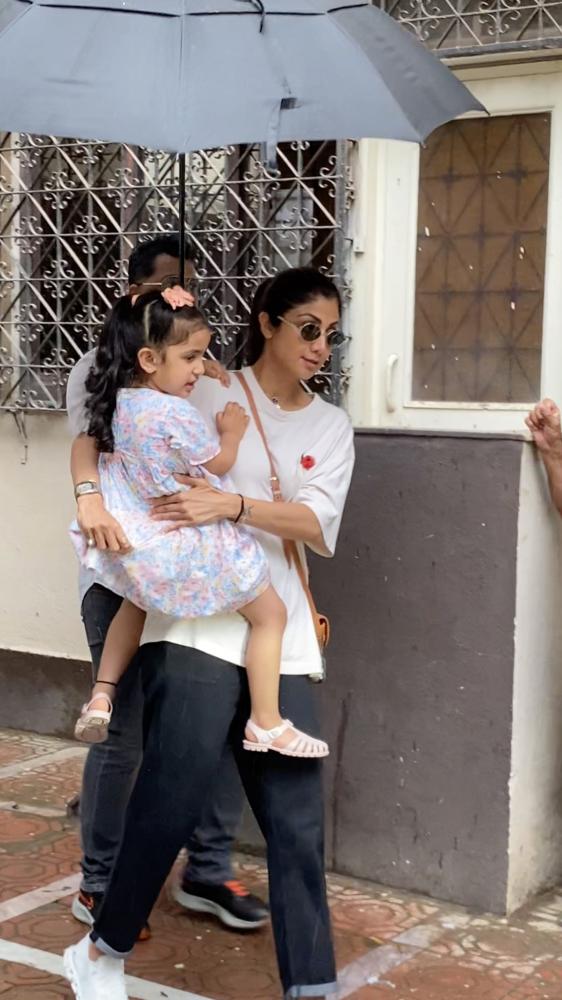 shilpa-shetty-spotted-with-her-daughter
